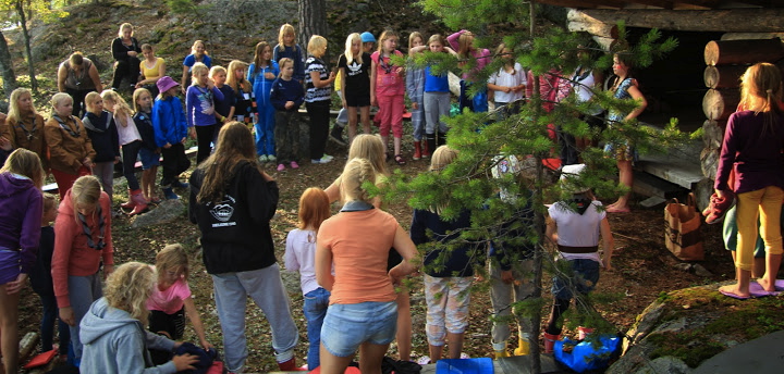 Vartiovuoren Tyttöjä iltanuotiolla Mammutti-kesäleirillä