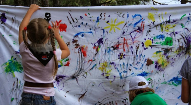 Sudenpentuja taiteilemassa kesäleirillä