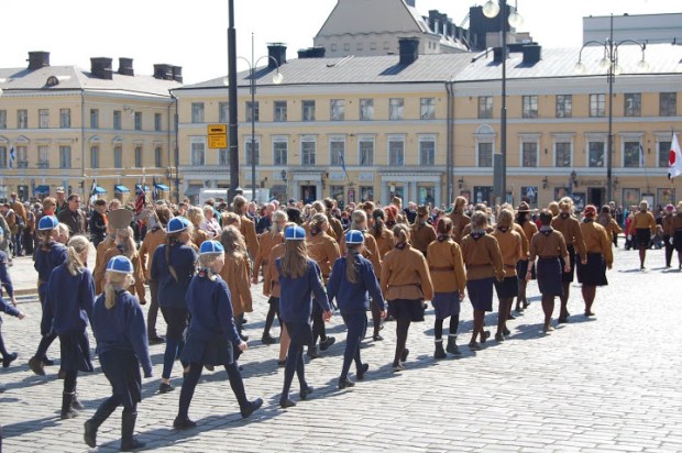 Vartiovuoren Tytöt partioparaatissa Senaatintorilla