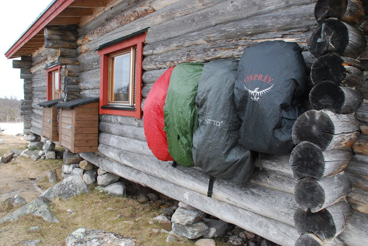 Rinkat tuvan seinällä